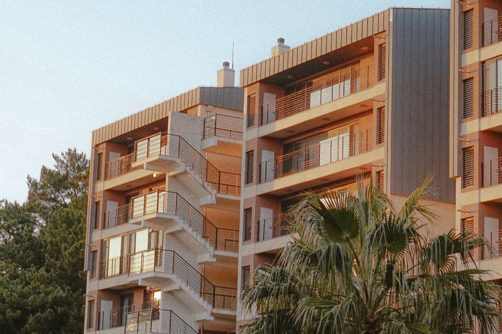 Edifici residencial amb balcons, comunitat de veïns